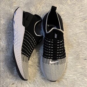 Nike Women's React Phantom Run Flyknit 2 Shoes - Black / White